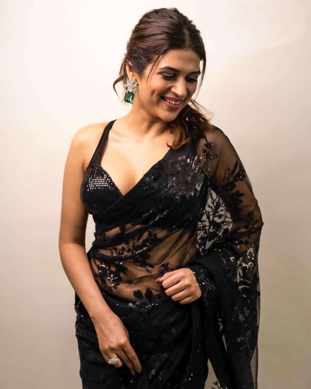 pr 3327 design sequins design saree shraddha das 