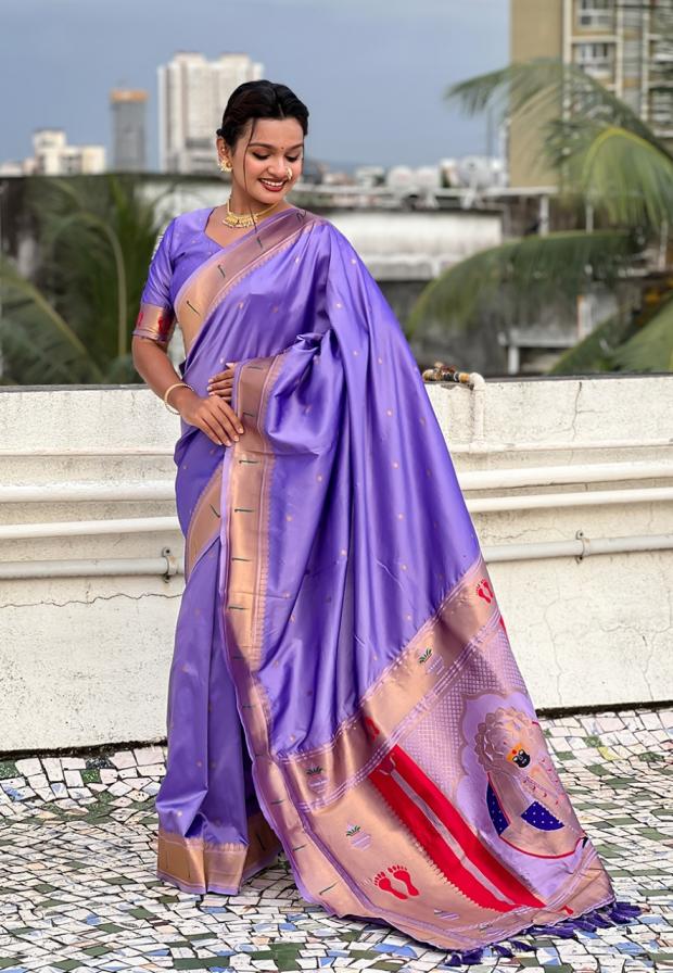 kc 173 silk floral motifs weaves gorgeous look sarees online 