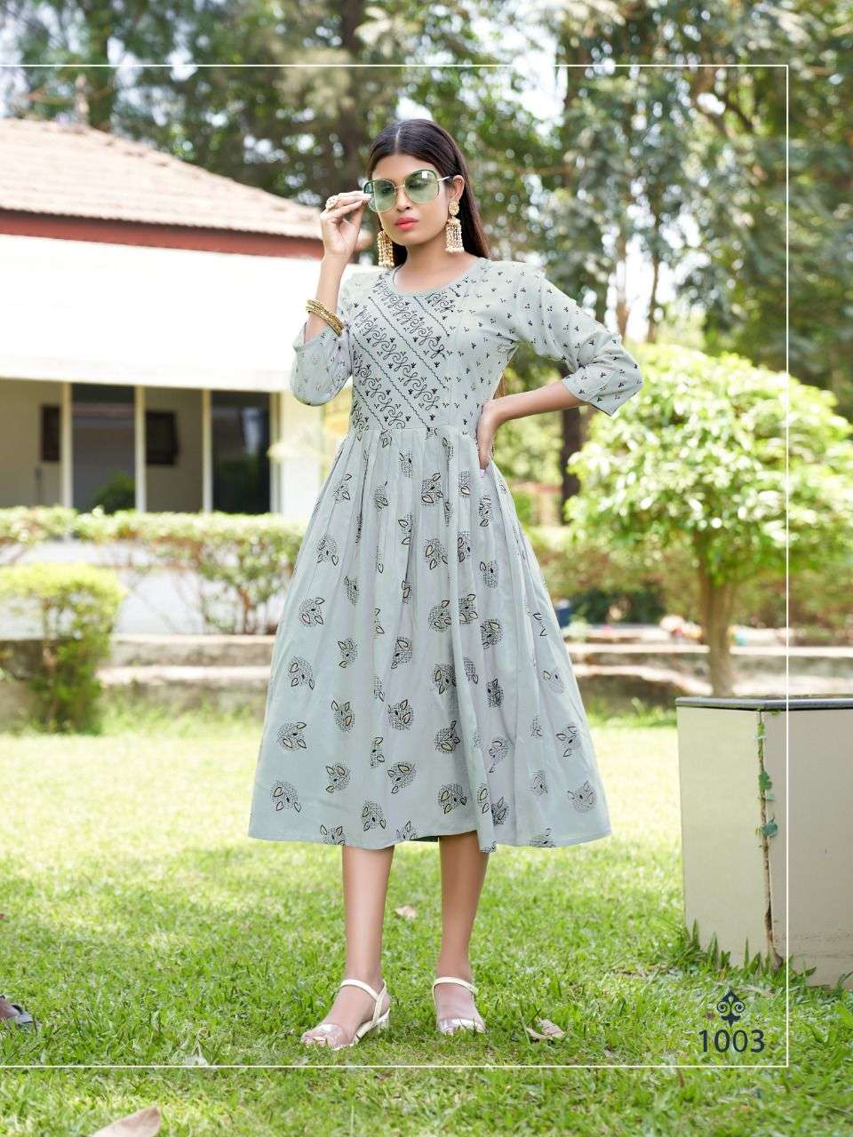 LIPIKA7 HEAVY RAYON THREAD WORK IN TOP With a combination of THREAD WORK AND PRINTS KURTI CATALOG WHOLELSALER BEST RATE